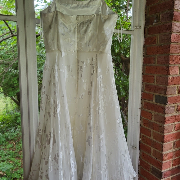Elegant White Floral Strapless Dress - Picture 7 of 7